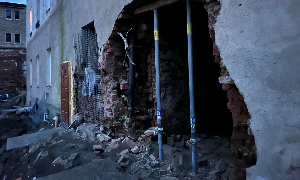 Według Wód Polskich, 19 tys. działek na Dolnym Śląsku jest zagrożonych powodzią. Nazwano je strefą czerwoną i poproszono samorządy, aby ustaliły, ile z nich jest zabudowanych. Kłodzko jest już po tej analizie i wiele wskazuje na to, że jedna z ulic w samym centrum miasta może zostać zrównana z ziemią.