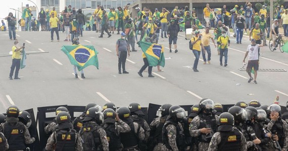 Brazylijska policja federalna formalnie zarzuciła byłemu prezydentowi Jairowi Bolsonaro i 36 jego stronnikom udział w spisku w celu przeprowadzenia zamachu stanu po przegranych wyborach w 2022 roku. Bolsonaro miał też wiedzieć o planie zamordowania jego rywala, Luiza Inacio Luli da Silvy.