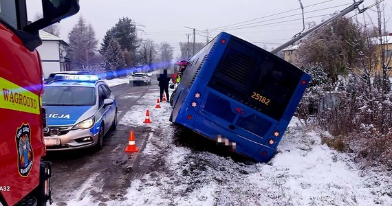 Chwile grozy w Piasecznie koło Warszawy. Podmiejski autobus z dwudziestoma pasażerami uderzył w słup i wjechał do rowu po tym, jak 23-letni kierowca zajechał mu drogę.