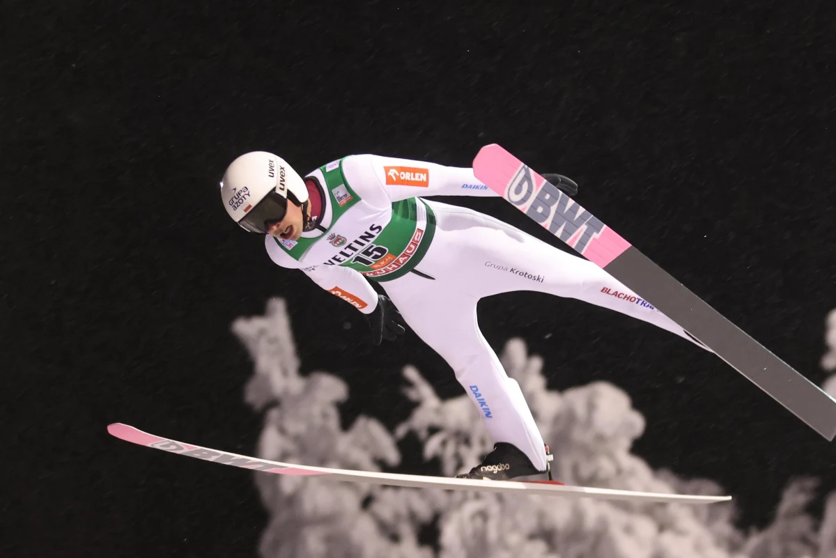 Wraz z nowym sezonem Pucharu Świata w skokach narciarskich światowa federacja wprowadziła limity kombinezonów. Zawodnicy i sztaby nie mogą już beztrosko wybierać strojów na konkursy. Dokładać kombinezony do puli można rzadko i tylko w wyznaczonych terminach. To może oznaczać, że walka technologiczna w skokach będzie miała teraz większe znaczenie. W teorii to krok, który ma wyrównać szanse i pomóc słabszym reprezentacjom. "Mocne ekipy, które mają pieniądze, rozbudowane sztaby na pewno będą o krok przed FIS" - mówi w rozmowie z Patrykiem Serwańskim ekspert Eurosportu Jakub Kot.