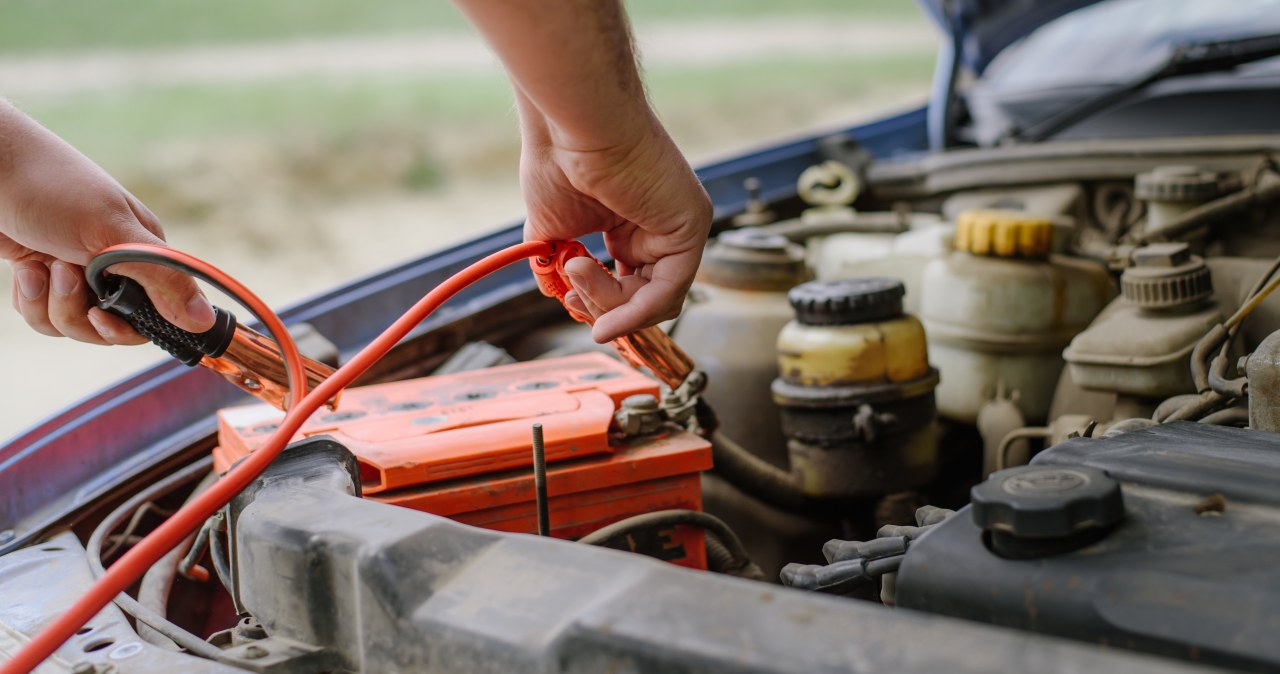 Jak naładować słaby akumulator w starym samochodzie? Złote zasady