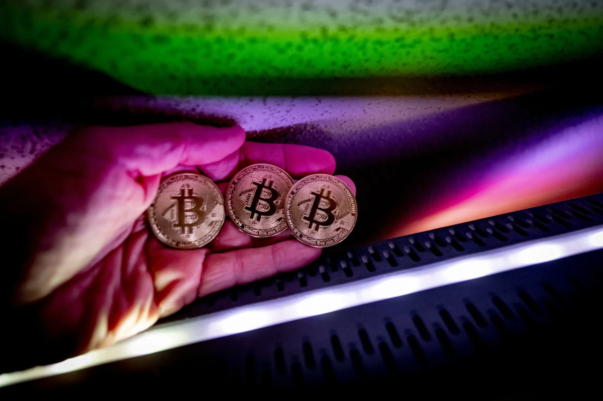 Notowania kryptowalut wystrzeliły w górę. Powodem wczorajsza zapowiedź szefa komisji papierów wartościowych USA (SEC), która reguluje również rynek kryptowalut. Gary Gensler oznajmił, że odejdzie ze stanowiska. Donald Trump wcześniej zapowiadał, że zwolni go "pierwszego dnia" swych rządów. 