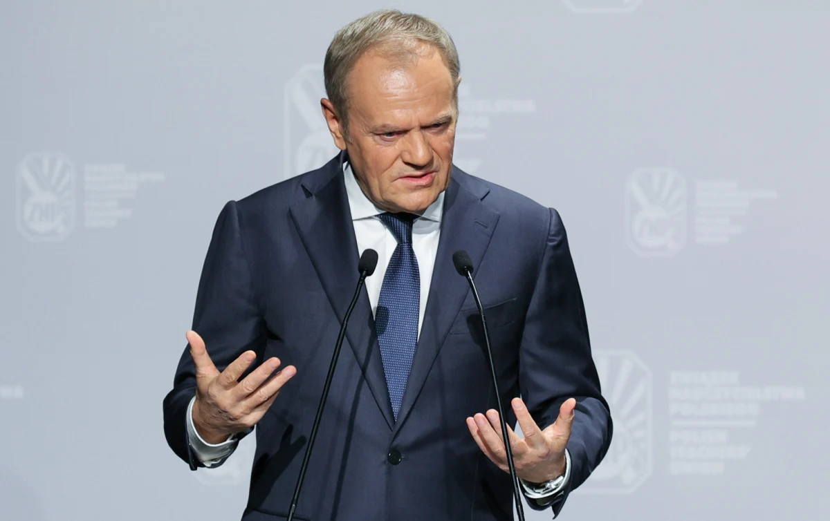 Premier Donald Tusk ocenił, że wojna na wschodzie wchodzi w rozstrzygającą fazę i "zbliża się nieznane". Jego zdaniem zagrożenie konfliktem globalnym jest poważne i realne.