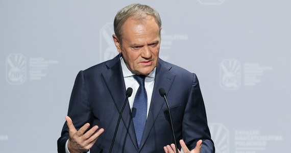 Premier Donald Tusk ocenił, że wojna na wschodzie wchodzi w rozstrzygającą fazę i "zbliża się nieznane". Jego zdaniem zagrożenie konfliktem globalnym jest poważne i realne.