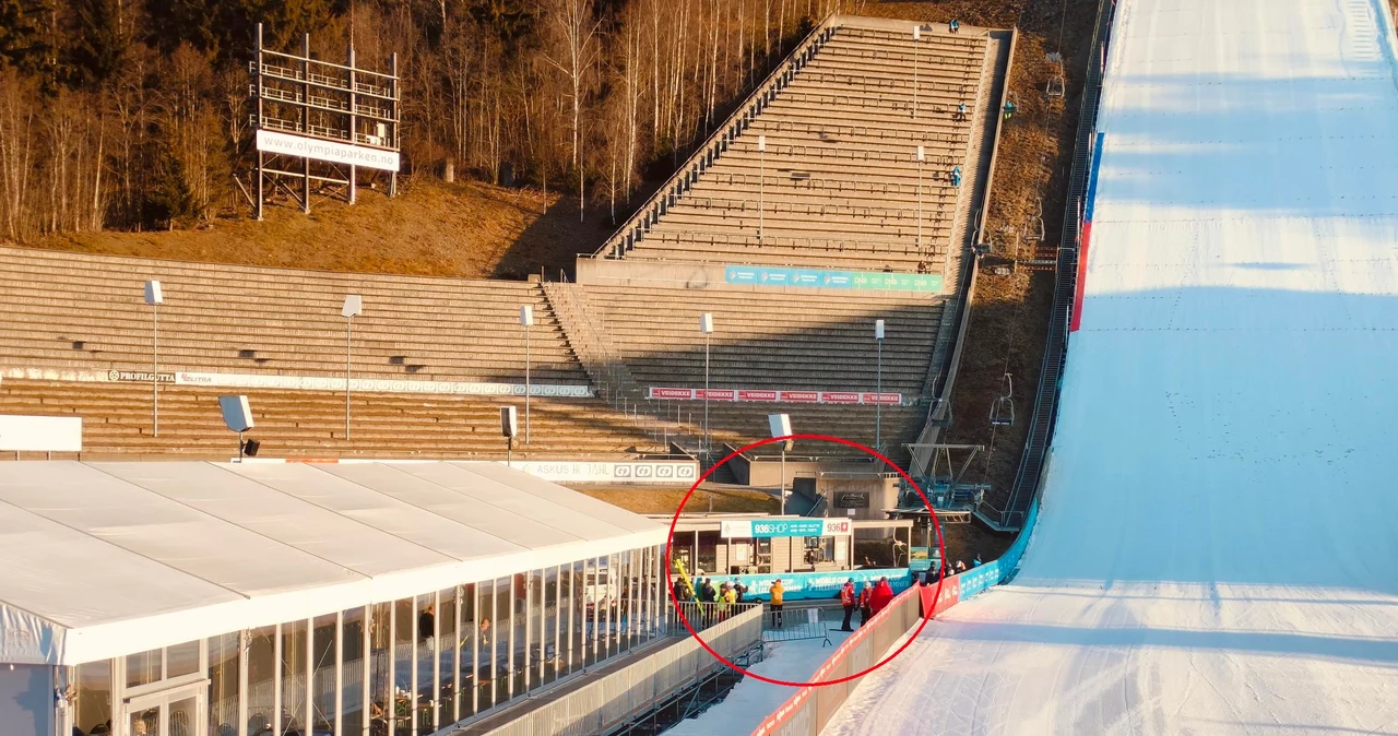 Skocznia w Lillehammer. Zaznaczone biuro prasowe, które znajsuje się w małym sklepiku