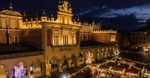 Kraków, miasto królów i legend, co roku na przełomie listopada i grudnia zamienia się w zimową krainę czarów, przyciągającą tłumy poszukiwaczy świątecznej atmosfery z całej Polski i świata. W tym roku, od 29 listopada 2024 do 1 stycznia 2025, serce Krakowa - Rynek Główny - znów rozświetli się tysiącami światełek Jarmarku Bożonarodzeniowego.