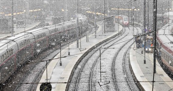 Śnieg i gołoledź były przyczyną kilkudziesięciu wypadków drogowych we Francji; w najpoważniejszym rannych zostało 36 osób. Dodatkowo wichura powaliła drzewa na tory, nie kursowały pociągi. Około 200 tys. osób nie miało prądu. W 31 departamentach, około jednej trzeciej terytorium Francji, obowiązuje pomarańczowy alert pogodowy.