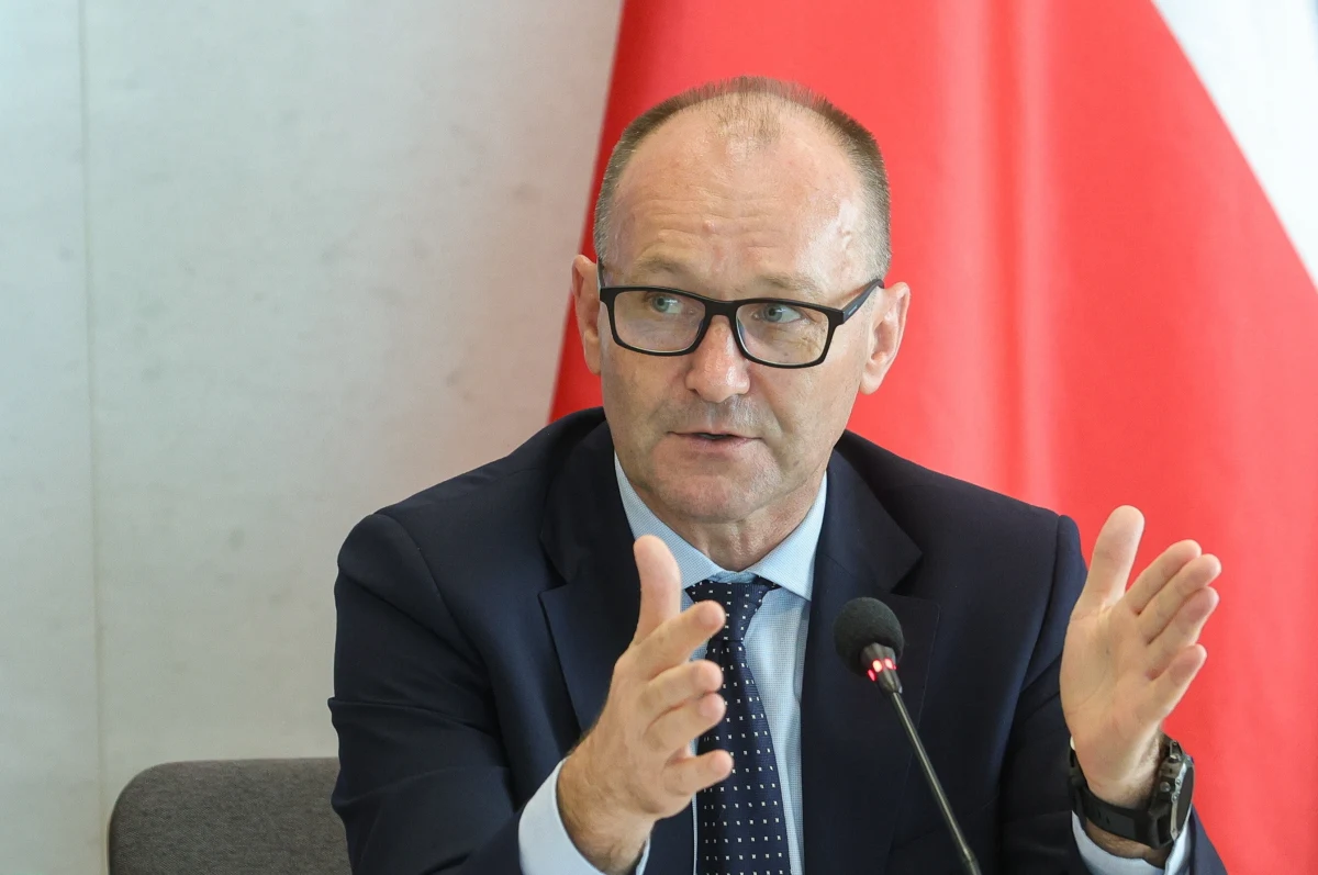 Marek Sowa (KO), szef komisji śledczej ds. afery wizowej, zapowiedział, że komisja skieruje 11 zawiadomień do prokuratury o podejrzeniu popełnienia przestępstw przez m.in. Mateusza Morawieckiego, Zbigniewa Raua i Mariusza Kamińskiego. Dodał, że będzie też skarga na opieszałość postępowania prowadzonego przez lubelską prokuraturę. We wtorek Sowa przedstawi projekt sprawozdania z prac komisji śledczej.