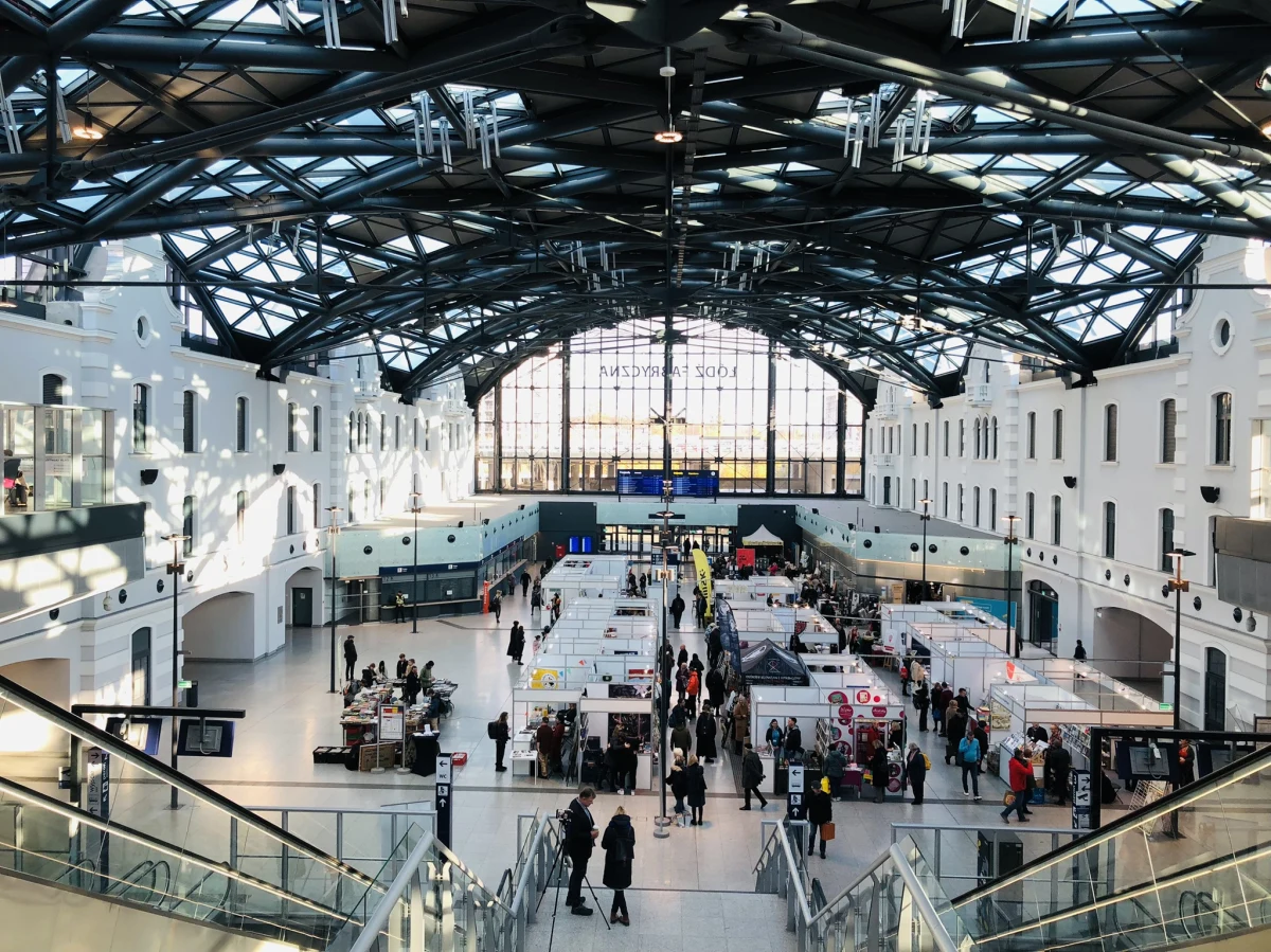 Targi Książki w Łodzi: Spotkania z autorami i setki stoisk na Dworcu Łódź Fabryczna. To nie tylko okazja do spotkania z ulubionymi autorami, ale również szansa na odkrycie nowości wydawniczych oraz zakup książek z niemal 400 różnorodnych stoisk wydawnictw, księgarń, antykwariatów i bibliotek.