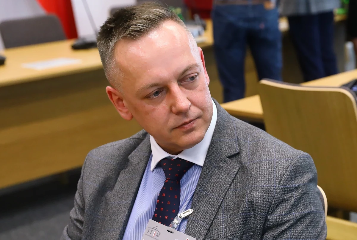 Alaksandr Łukaszenka podpisał dekret przyznający azyl polityczny na Białorusi Tomaszowi Szmydtowi - poinformowała w piątek państwowa agencja BiełTA. Szmydt to ścigany za szpiegostwo były sędzia, który na początku maja zbiegł z Polski do tego kraju.