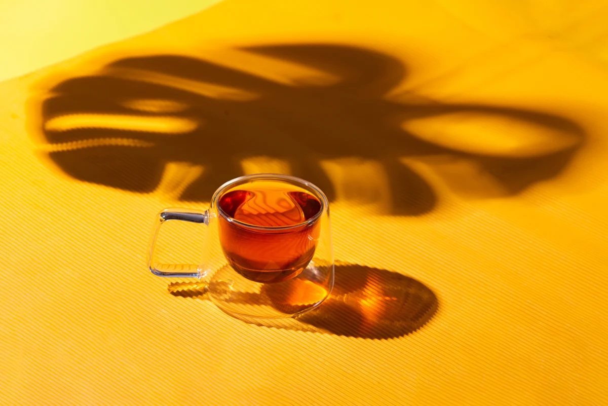 Główny Inspektorat Sanitarny wydał w piątek ostrzeżenie dotyczące partii czarnej herbaty liściastej. Wykryto w niej przekroczenie najwyższego dopuszczalnego poziomu pozostałości pestycydu. Chodzi o produkty firmt Health Farm: herbatę czarną Yunnan, Madras, Ceylon i Assam.