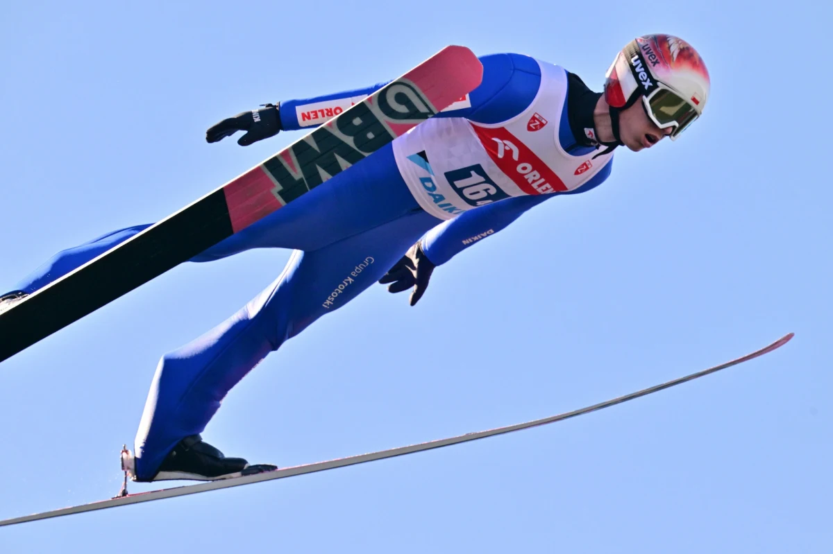 Reprezentacja Polski w składzie: Nicole Konderla, Paweł Wąsek, Anna Twardosz i Aleksander Zniszczoł zajęła siódmie miejsce w konkursie drużyn mieszanych w norweskim Lillehammer. Karuzela Pucharu Świata w skokach narciarskich ruszyła. Na początek triumfowali Niemcy. 