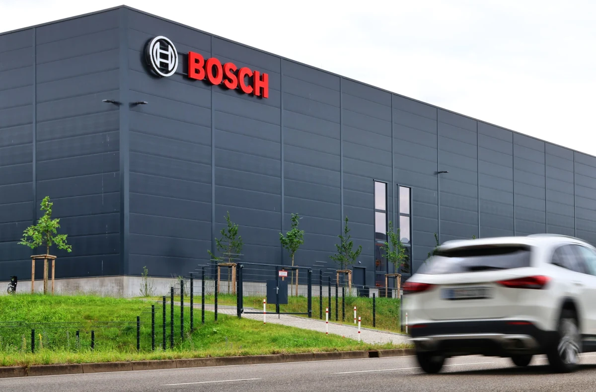 Bosch, niemiecki producent części samochodowych, ogłosił plany likwidacji około 5,5 tys. miejsc pracy, co oznacza większe redukcje niż pierwotnie zakładano - podała agencja dpa. Niemiecki przemysł motoryzacyjny przeżywa kryzys z powodu słabej sytuacji gospodarczej i mniejszego popytu, zwłaszcza na samochody elektryczne.