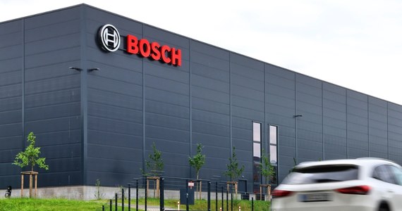 Bosch, niemiecki producent części samochodowych, ogłosił plany likwidacji około 5,5 tys. miejsc pracy, co oznacza większe redukcje niż pierwotnie zakładano - podała agencja dpa. Niemiecki przemysł motoryzacyjny przeżywa kryzys z powodu słabej sytuacji gospodarczej i mniejszego popytu, zwłaszcza na samochody elektryczne.