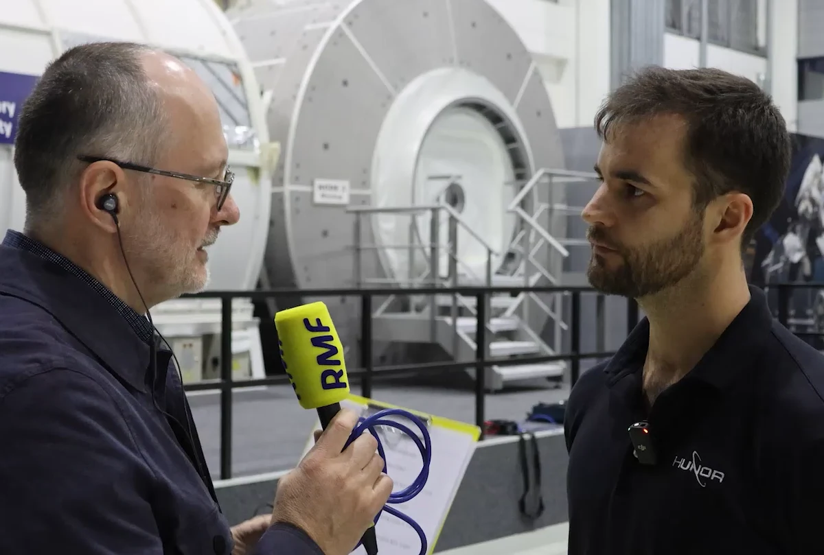 "Mamy niesamowitą załogę i z pewnością najlepszego dowódcę w historii" - mówi RMF FM węgierski astronauta Tibor Kapu, który wraz ze Sławoszem Uznańskim i Shubhanshu Shuklą z Indii przygotowuje się do lotu na Międzynarodową Stację Kosmiczną. Dowódcą misji będzie niezwykle doświadczona amerykańska astronautka Peggy Whitson. Shukla, który jest pilotem wojskowym, będzie pilotem misji Axiom-4, z kolei Kapu, podobnie jak Uznański, będą inżynierami misji. Węgier mówi Grzegorzowi Jasińskiemu, że eksperymenty, które będzie prowadził na orbicie, są wciąż w fazie przygotowania, a będą się koncentrować na zagadnieniach związanych z długotrwałymi lotami kosmicznymi.