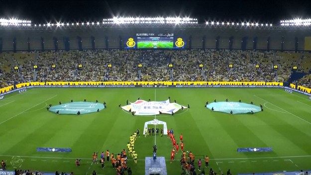 Porażka Al Nassr z Al Qadsiah. Ronaldo bezradny w meczu Saudi Pro League

W piątkowy wieczór Al Nassr, z Cristiano Ronaldo w składzie, niespodziewanie przegrał 1:2 z Al Qadsiah w lidze saudyjskiej. Spotkanie okazało się pełne frustracji dla Portugalczyka i jego zespołu. Choć Ronaldo zdobył jedynego gola dla swojej drużyny po błędzie obrońców rywali, Al Qadsiah szybko wyrównało dzięki trafieniu Juliána Quiñonesa. Decydujący cios zadał w drugiej połowie Pierre-Emerick Aubameyang, który wykorzystał nieporozumienie w defensywie Al Nassr i zdobył zwycięską bramkę głową.

To pierwsza porażka Al Nassr w lidze w tym sezonie, która kosztowała ich spadek na trzecie miejsce w tabeli. Drużyna ma teraz 22 punkty, pięć mniej od lidera Al Ittihad, podczas gdy Al Qadsiah awansowało na piąte miejsce z taką samą liczbą punktów.

Po emocjach z Portugalią, Ronaldo musi zmierzyć się z trudną rzeczywistością w klubie. Czy "CR7" znajdzie sposób, by podnieść Al Nassr i wrócić na zwycięską ścieżkę? Czas pokaże.