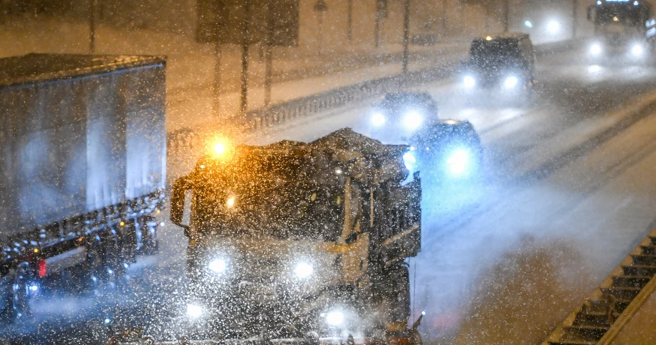 Gołoledź, opady śniegu, a nawet burze. Prognoza pogody na sobotę