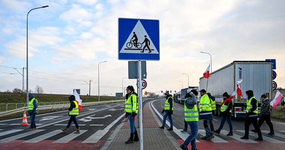 W Medyce na Podkarpaciu o godz. 8:00 rozpoczął się protest rolników, którzy blokują przejazd prowadzący do przejścia granicznego z Ukrainą. Kierowcy, którzy chcą przekroczyć granicę, muszą liczyć się z poważnymi utrudnieniami.