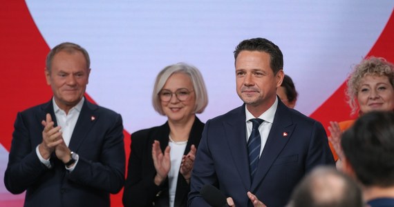 Prezydent Warszawy Rafał Trzaskowski, który zwyciężył w prawyborach i został kandydatem KO na prezydenta, ocenił, że z tych prawyborów Koalicja Obywatelska wychodzi wzmocniona. "Mam bardzo mocny mandat i bardzo dużo energii, determinacji i odwagi, by wygrać z PiS" - oświadczył. Podkreślił, że "idzie po zwycięstwo".