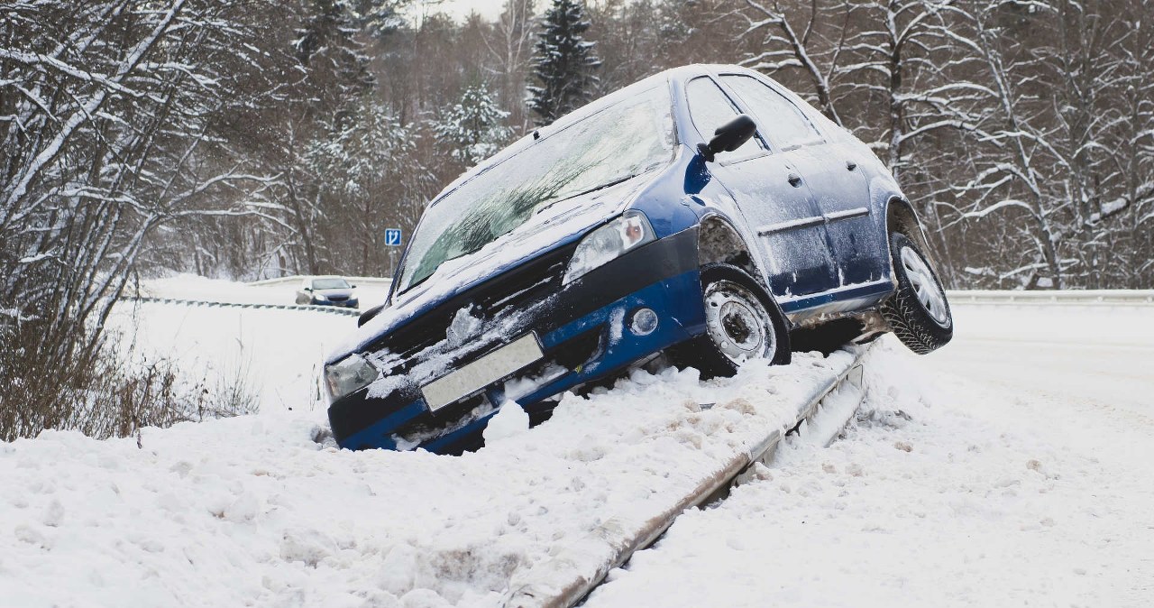 Wypadek na oponach letnich zimą. Można stracić tysiące zł
