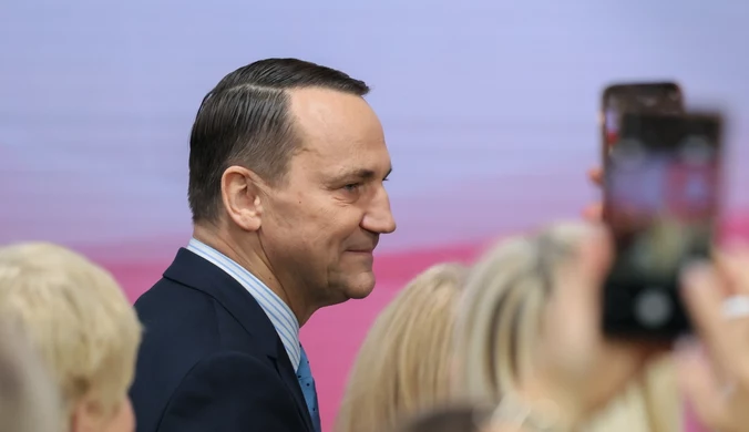 Sikorski przegrał, pokusił się o żart. "Słuchaj, Rafał, podpiszesz mi?"