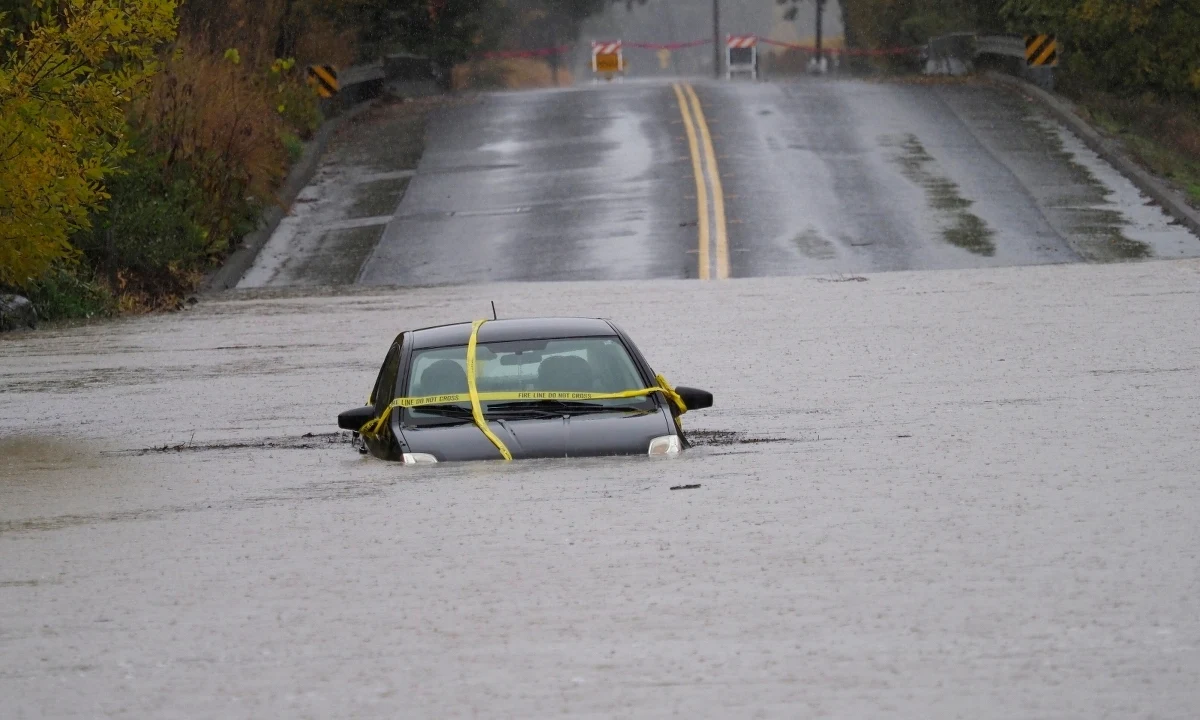 Ulewne opady deszczu sparaliżowały zachodnią część USA. Gwałtowna burza, która przeszła nad tą częścią kraju, pozbawiła prądu tysiące ludzi w Seattle. Natomiast mieszkańcy hrabstwa Sonoma w północnej Kalifornii musieli zostać ewakuowani, ponieważ tamtejsza rzeka Russian grozi wylaniem. Sytuację w stanie pogarszają również opady śniegu i osuwiska błotne.
