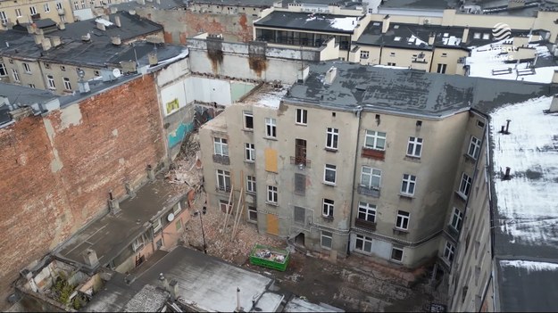 Drążenie podziemnego tunelu średnicowego w Łodzi znów wstrzymane. Powód - czujniki zamontowane na jednej z kamienic zaalarmowały, że budynek zaczął osiadać. To oznacza kolejne problemy nie tylko dla samej inwestycji, ale i mieszkańców. 