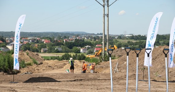 Minister infrastruktury Dariusz Klimczak zapowiedział, że północna obwodnica Krakowa oraz ostatni odcinek drogi ekspresowej S7 między Widomą a Krakowem zostaną oddane do ruchu tuż przed świętami Bożego Narodzenia. "Na ten moment czekaliśmy bardzo długo" – powiedział Klimczak. 