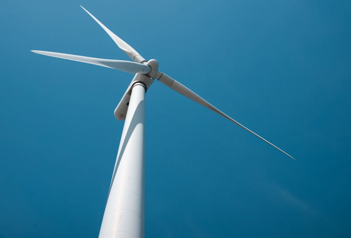 Na farmie wiatrowej w okolicach Sulechówka w gminie Malechowo w Zachodniopomorskiem w sobotę spaliły się łopaty stumetrowego wiatraka. Miejsce pożaru przez prawie siedem godzin zabezpieczali strażacy PSP i OSP. Przyczyną uszkodzenia mogło być wyładowanie atmosferyczne.