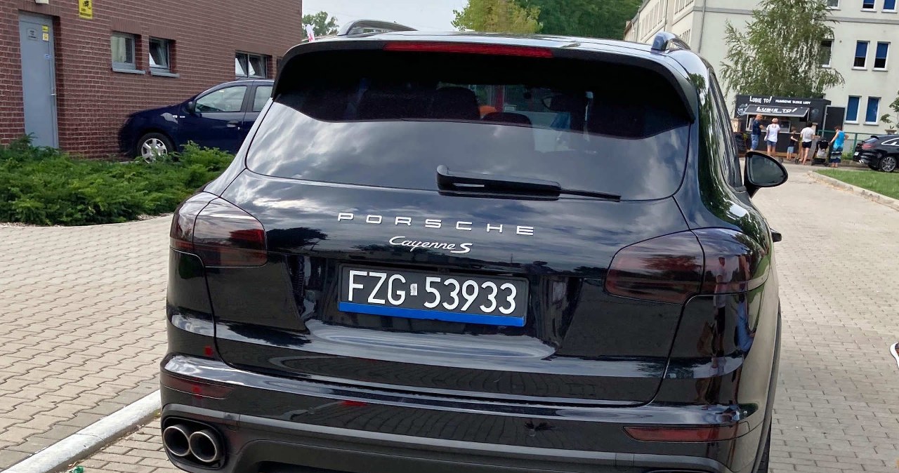 Nowy samochód na czarnych tablicach? Lepiej mieć się na baczności