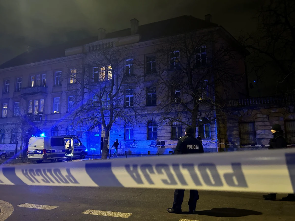 Nie żyje policjant postrzelony przez drugiego funkcjonariusza podczas interwencji na warszawskiej Pradze Północ. Informację o śmierci mężczyzny przekazała stołeczna policja. Do tragedii doszło, gdy policjanci próbowali zatrzymać agresywnego mężczyznę z maczetą. 