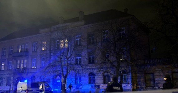 Nie żyje policjant postrzelony przez drugiego funkcjonariusza podczas interwencji na warszawskiej Pradze Północ. Informację o śmierci mężczyzny przekazała stołeczna policja. Do tragedii doszło, gdy policjanci próbowali zatrzymać agresywnego mężczyznę z maczetą. 