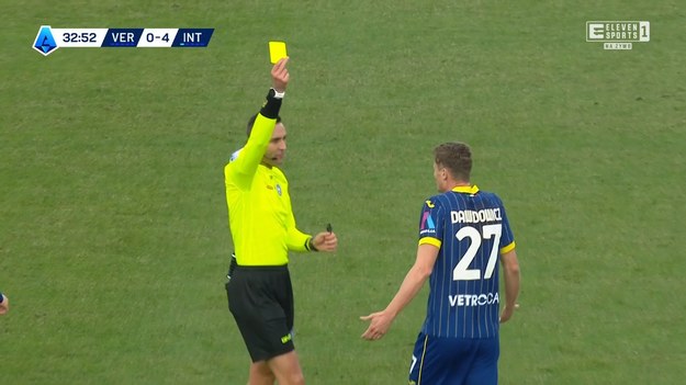 Inter Mediolan nie dał żadnych szans Hellasowi Verona, wygrywając na Stadio Marc’Antonio Bentegodi aż 5:0. Kluczowe wydarzenia miały miejsce w pierwszej połowie, kiedy Nerazzurri rozstrzygnęli losy meczu, aplikując gospodarzom pięć goli. Paweł Dawidowicz miał trudne zadanie w defensywie Hellasu, a Piotr Zieliński pojawił się na boisku po przerwie, zaliczając solidny występ.  

Pierwsza połowa pod dyktando Interu

Hellas Verona zaczął spotkanie obiecująco, stwarzając dwie groźne sytuacje. Najpierw Casper Tengstedt trafił w poprzeczkę, a chwilę później Yann Sommer instynktownie obronił strzał głową jednego z gospodarzy. Były to jednak jedyne momenty, w których Hellas nawiązał rywalizację z Interem.  

W 17. minucie Joaquin Correa otworzył wynik po efektownej akcji zespołu Simone Inzaghiego, lobując bramkarza. Pięć minut później Marcus Thuram podwyższył na 2:0 po asyście Correi, a już w 25. minucie Francuz skompletował dublet, wykorzystując kolejne świetne podanie Alessandro Bastoniego.  

Obrona Hellasu nie była w stanie powstrzymać rozpędzonego Interu. W 30. minucie Stefan de Vrij zdobył czwartego gola po asyście Kristjana Asllaniego. Tuż przed przerwą Yann Bisseck z łatwością przepchnął Pawła Dawidowicza w polu karnym i dobił piłkę, ustalając wynik pierwszej połowy na 5:0.  

Zieliński w akcji, druga połowa bez bramek
 
Po przerwie trener Simone Inzaghi zdecydował się na zmiany, wprowadzając m.in. Piotra Zielińskiego. Polak rozegrał solidną drugą połowę, prezentując pewność w rozegraniu i kilka udanych podań otwierających drogę do bramki. Inter jednak nie forsował tempa, zadowolony z wyniku.  

Hellas, mimo czterech zmian w przerwie, nie był w stanie zagrozić bramce Sommera. Zieliński próbował rozruszać środek pola, ale w drugiej połowie zabrakło klarownych okazji strzeleckich.  

Polacy w cieniu  
Paweł Dawidowicz, choć waleczny, miał duże problemy z dynamicznymi napastnikami Interu. Kluczowy był moment z 41. minuty, kiedy przegrał pojedynek z Yannem Bisseckiem. Zi