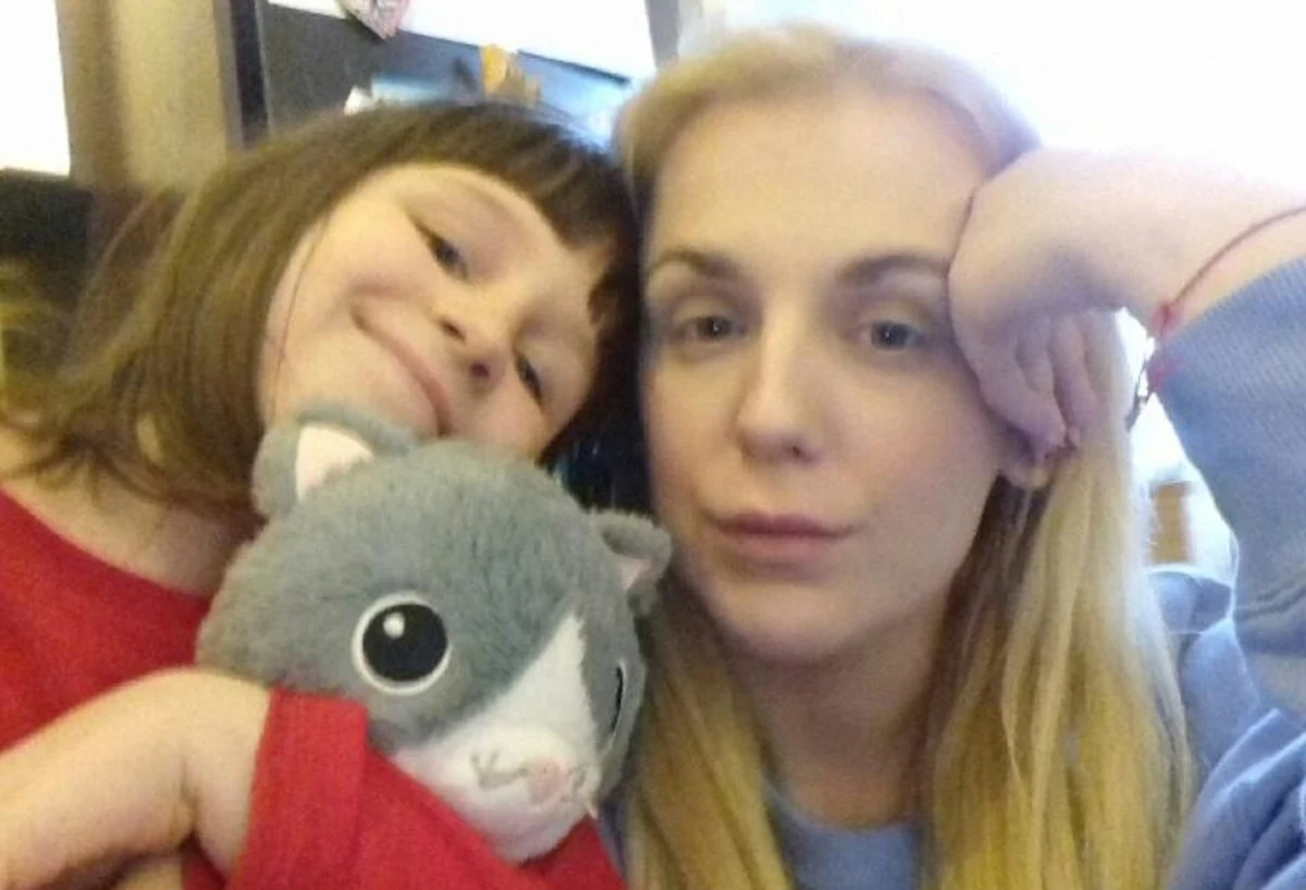 Rysopis i wizerunek 9-latki i jej 31-letniej mamy opublikowała warszawska policja w sobotę. Kobieta nie nawiązała kontaktu z rodziną od 10 listopada do chwili obecnej. Ojciec dziewczynki ostatni kontakt telefoniczny z 9-latką miał właśnie wtedy. Służby wystosowały apel o pomoc i pilny kontakt wszystkie osoby, które mogą mieć jakąkolwiek informację o zaginionych.