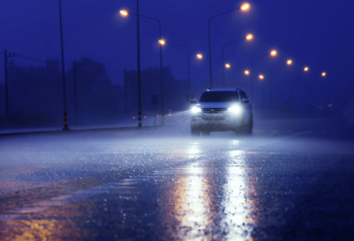 Od godz. 7:30 w niedzielę do godz. 7:30 w poniedziałek obowiązuje ostrzeżenie pierwszego stopnia przed marznącymi opadami. Alert Instytutu Meteorologii i Gospodarki Wodnej wydany został dla południowej części kraju, m.in. Podkarpacia, Małopolski oraz części województwa świętokrzyskiego, opolskiego, śląskiego i dolnośląskiego. Na drogach będzie ślisko i niebezpiecznie.