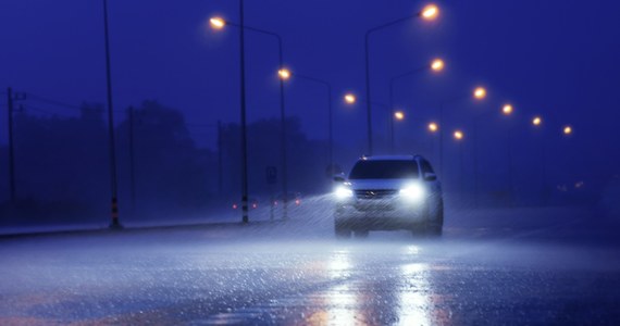 Od niedzieli, od godz. 7:30 do poniedziałku, do godz. 7:30 obowiązuje ostrzeżenie pierwszego stopnia przed marznącymi opadami. Alert Instytutu Meteorologii i Gospodarki Wodnej wydany został dla południowej części kraju, m.in. Podkarpacia, Małopolski oraz części województwa świętokrzyskiego, opolskiego, śląskiego i dolnośląskiego. Na drogach będzie ślisko i niebezpiecznie. 