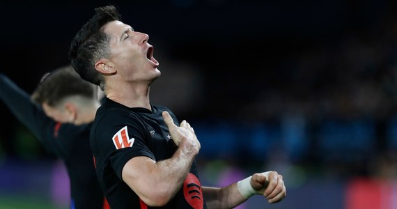 ​FC Barcelona, choć do 84. minuty prowadziła 2:0, zremisowała na wyjeździe z Celtą Vigo 2:2 w 14. kolejce Primera Division. 15. gola w tym sezonie zdobył Robert Lewandowski, który wrócił do gry po wyleczeniu urazu pleców.