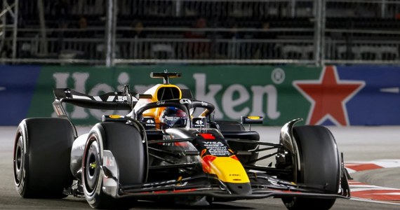 ​Max Verstappen zapewnił sobie czwarty z rzędu i czwarty w karierze tytuł mistrza świata Formuły 1. Zadecydowały o tym wyniki Grand Prix Las Vegas, 22. rundy cyklu, w której holenderski kierowca Red Bulla zajął 5. miejsce.