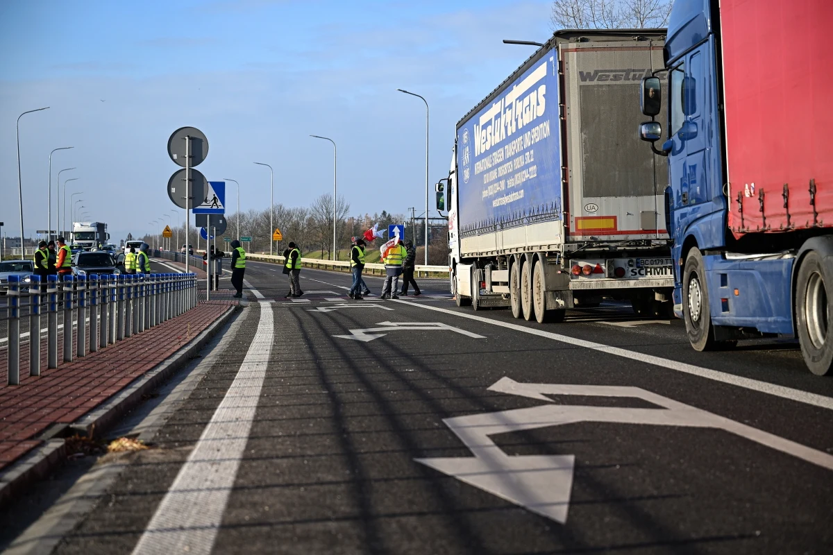 Minister rolnictwa Czesław Siekierski spotkał się w niedzielę z rolnikami, którzy od ponad doby blokowali dojazd do przejścia granicznego w Medyce na Podkarpaciu. Jak poinformowała reporterka RMF FM Magdalena Grajnert, doszło do porozumienia, a rolnicy zdecydowali się zawiesić protest do 10 grudnia. Do wtorku mają natomiast złożyć w ministerstwie postulaty, o których rozmawiali z szefem resortu rolnictwa. Czesław Siekierski zadeklarował, że do 10 grudnia przygotuje na nie odpowiedź.