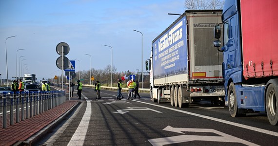 Minister rolnictwa Czesław Siekierski ma dziś rozmawiać z protestującymi rolnikami, którzy od ponad doby blokują dojazd do przejścia granicznego w Medyce. Jak ustaliła reporterka RMF FM Magdalena Grajnert, spotkanie w miejscu protestu zaplanowano na godz. 12:00.