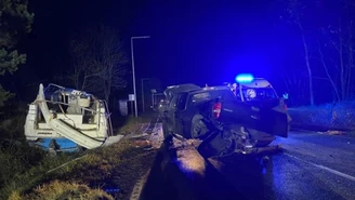 Tragedia w Przyłubiu. Łódź zmiażdżyła dach auta, zginęły dwie osoby