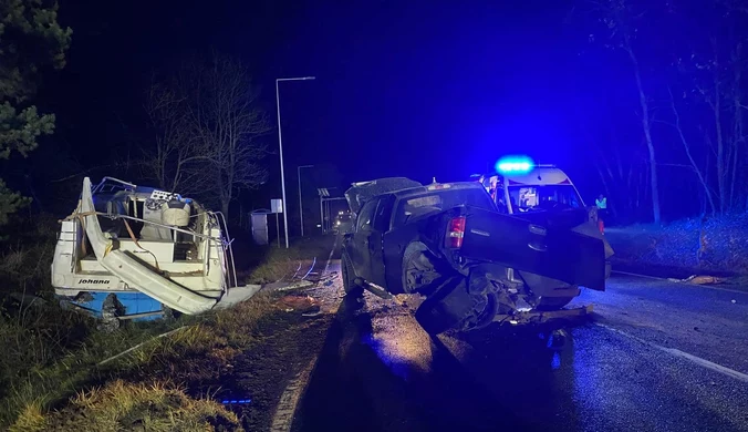 Tragedia w Przyłubiu. Łódź zmiażdżyła dach auta, zginęły dwie osoby