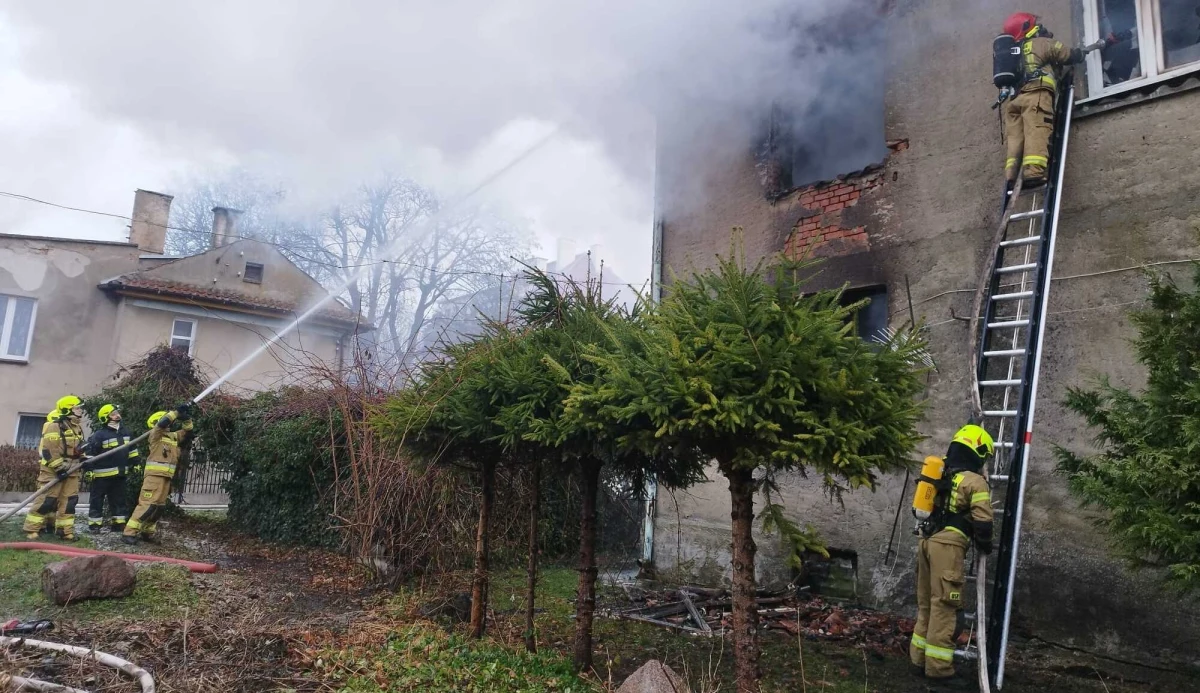 W niedzielę rano strażacy walczyli z pożarem kamienicy w miejscowości Jeziorany w województwie warmińsko-mazurskim. Niestety, podczas przeszukiwania pogorzeliska ratownicy znaleźli zwęglone ciało.