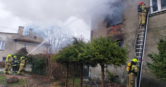 W niedzielę rano strażacy walczyli z pożarem kamienicy w miejscowości Jeziorany w województwie warmińsko-mazurskim. Niestety, podczas przeszukiwania pogorzeliska ratownicy znaleźli zwęglone ciało.