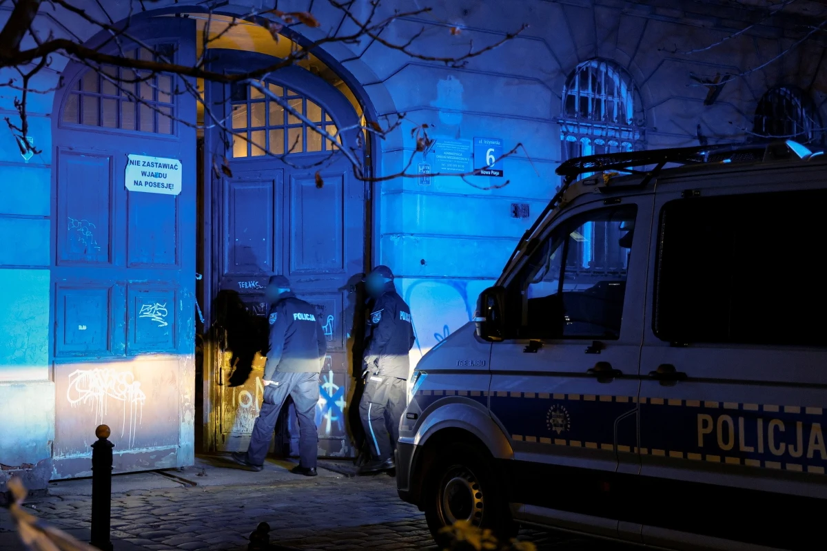 Komenda Główna Policji potwierdza nieoficjalne informacje RMF FM ws. śmierci policjanta po interwencji na warszawskiej Pradze Północ. Został on postrzelony przez innego funkcjonariusza. "Policjant, z którego broni padł strzał, służbę w Policji pełnił od ponad roku, ukończył niezbędne szkolenie i pozytywnie zdał egzaminy. W wyniku podjętej interwencji agresywny mężczyzna został obezwładniony i zatrzymany" - podkreśliła rzeczniczka KGP, inspektor Katarzyna Nowak.