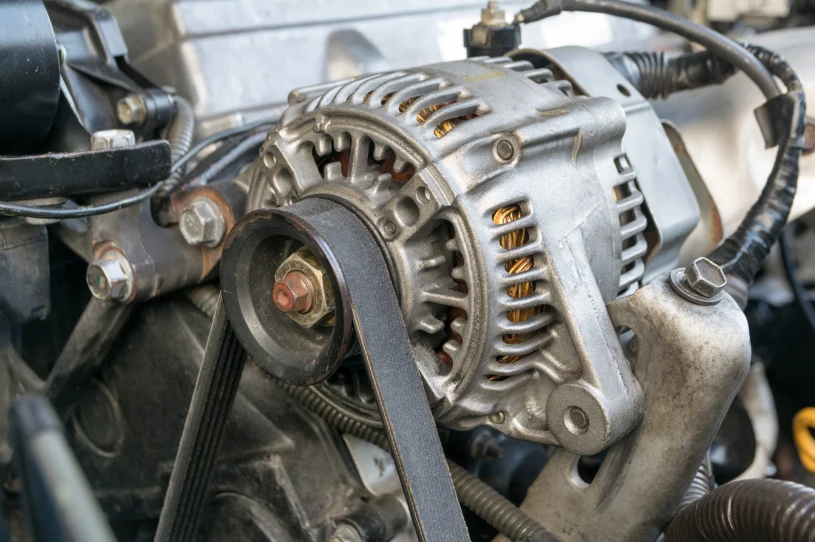 Po czym poznać, iż pasek klinowy jest do wymiany? Nie lekceważ tych sygnałów
