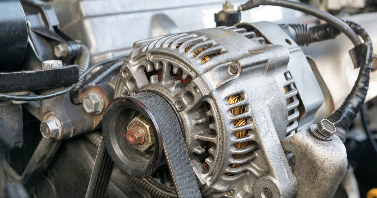 Po czym poznać, iż pasek klinowy jest do wymiany? Nie lekceważ tych sygnałów