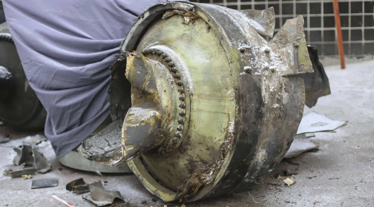 Północnokoreańskie pociski składają się z szybko korodującego metalu rodzimej produkcji i... zachodniej elektroniki. CNN przytacza szokujący raport, z którego wyłania się smutny obraz - produkowane m.in. w Stanach Zjednoczonych podzespoły sprawiają, że przekazywane Moskwie przez reżim w Pjongjangu rakiety w ogóle latają i - co gorsza - regularnie uderzają w ukraińskie miasta.