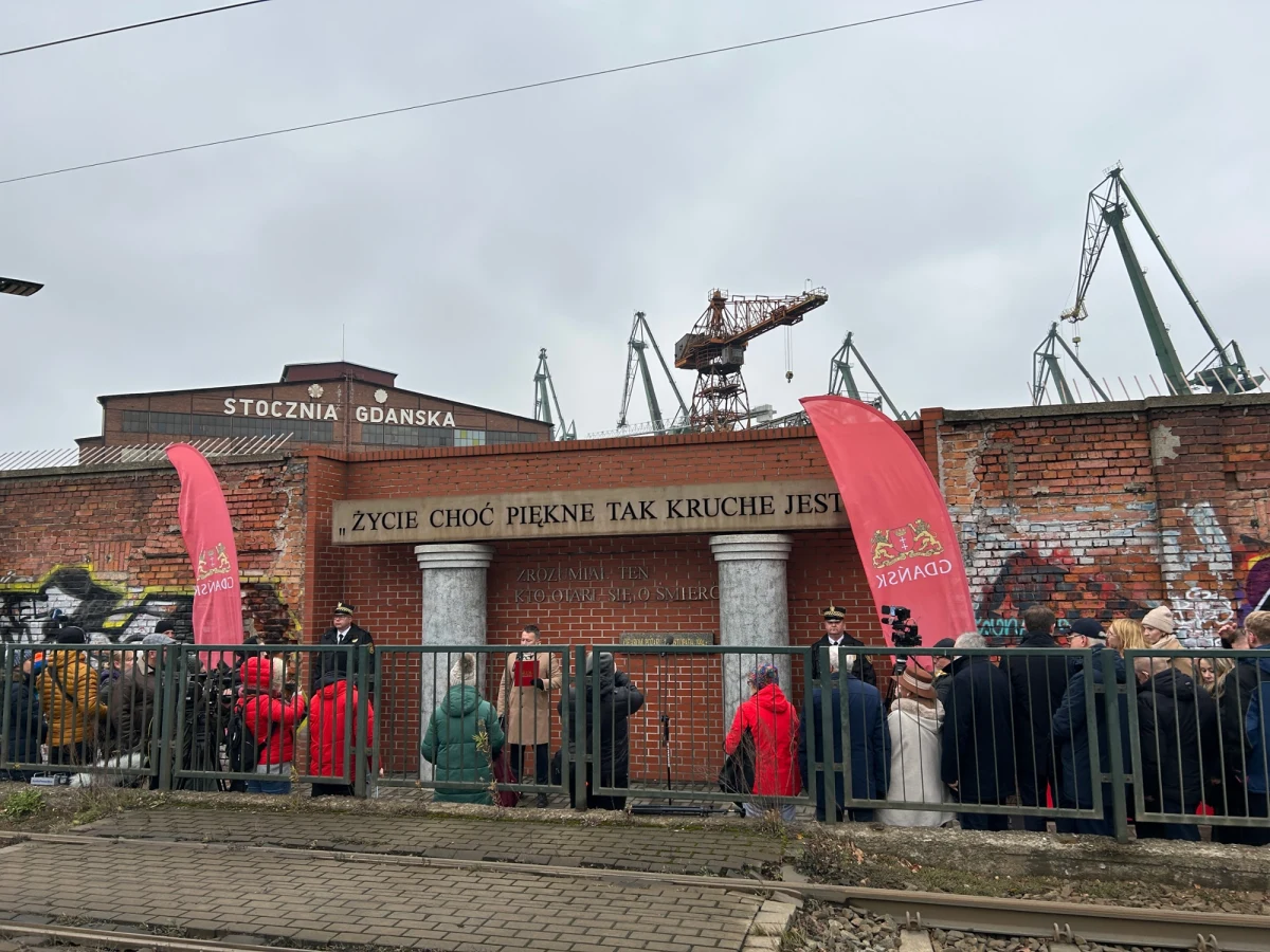 W czwartek 24 listopada 1994 roku w hali widowiskowej Stoczni Gdańskiej wybuchł pożar, w wyniku którego życie straciło siedem osób, a ponad 300 zostało poparzonych. "Lekarze, służby ratunkowe - to byli bohaterowie. Nie było materiałów. Oni dali radę. My żyjemy" – mówi Anna Golędzinowska, radna miasta Gdańska, która jako uczennica doznała oparzeń podczas pożaru.