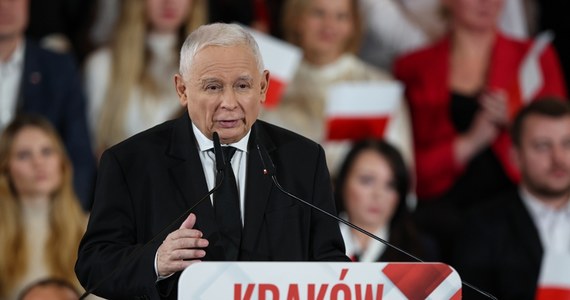 Prezes PiS Jarosław Kaczyński ocenił, że „mamy dziś stan wojny polsko-polskiej, której Polacy nie chcą”. Dlatego - jak przekonywał - potrzebny jest kandydat na prezydenta, który będzie niezależny od formacji politycznych i zakończy tę wojnę w imię interesu Polski. Dodał, że takim kandydatem jest Karol Nawrocki.